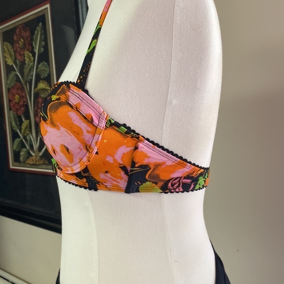 Bikini - Picture 3 of 10